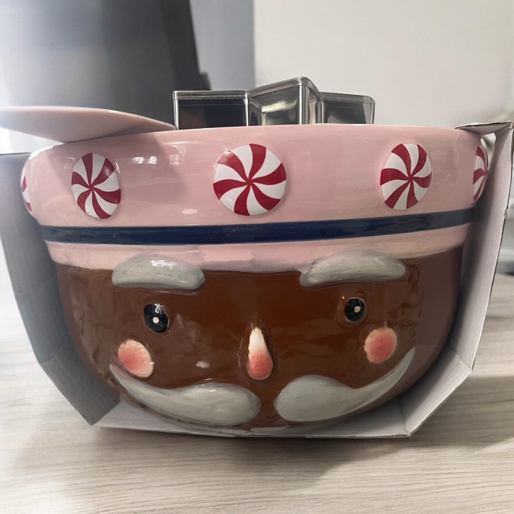 The bakeshop peppermint pink Santa Mixing Bowl Set (African American)